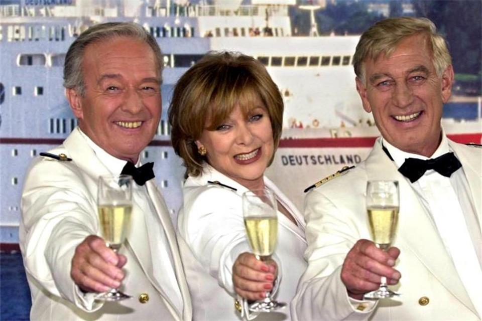 Heide Keller mt Siegfried Rauch (r) als Kapitän Jakob Paulsen und Horst 2001 in Hamburg. Foto: Ulrich Perrey/dpa