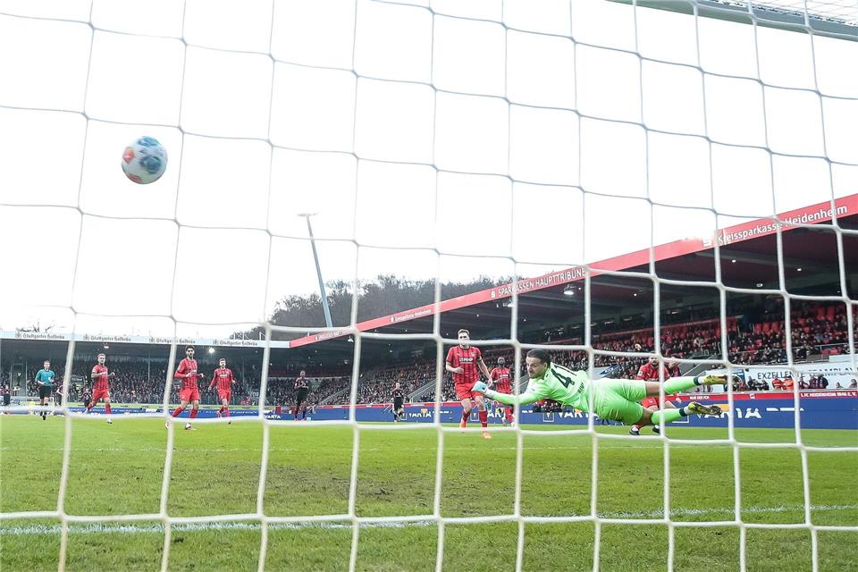 Heidenheim Torwart Ramaj streckte sich beim 0:1 durch Königsdörffer vergeblich.Harry Langer/dpa