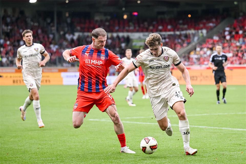 Heidenheim und Dynamo lieferten sich ein packendes Duell auf der Ostalb.Harry Langer/dpa