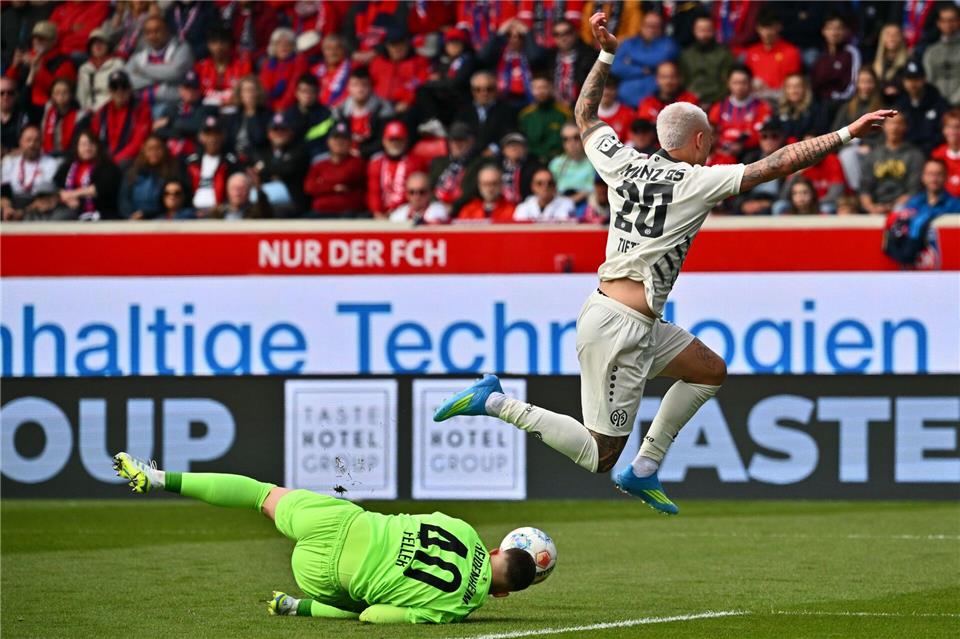 Heidenheim und Frank Feller am Boden.Jan-Philipp Strobel/dpa
