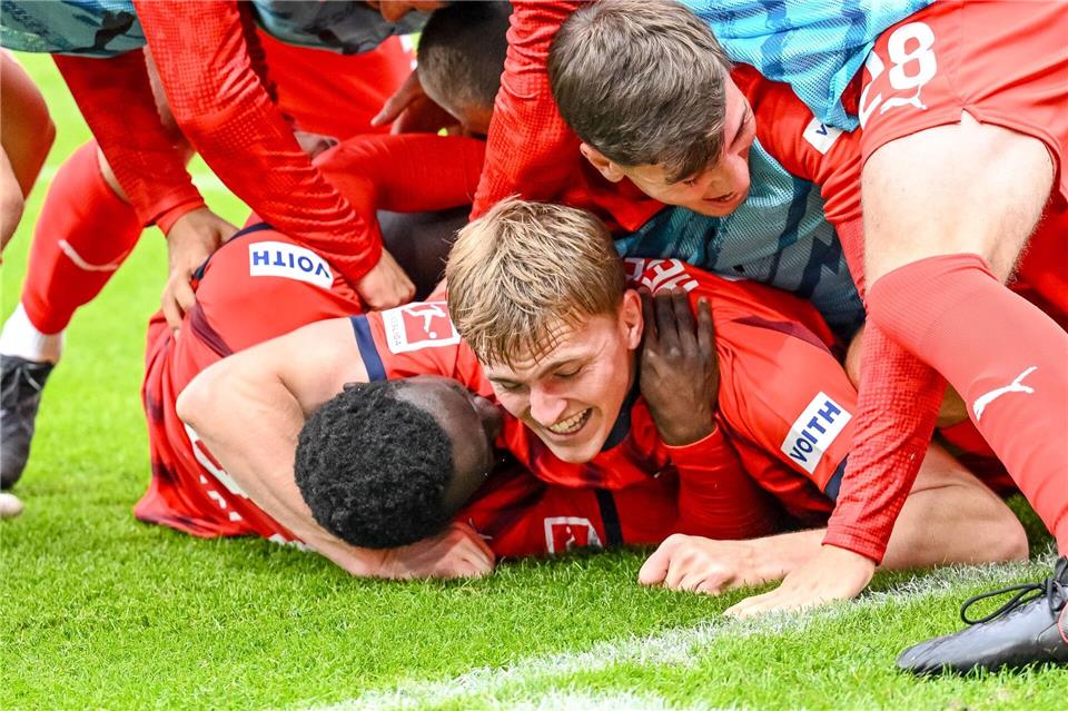 Nächster Dämpfer für Wagner - Augsburg verliert beim FCH Heidenheimer Erleichterung: Vor dem Spiel gegen den FCA war der Ostalb-Club punktlos gewesen.Harry Langer/dpa