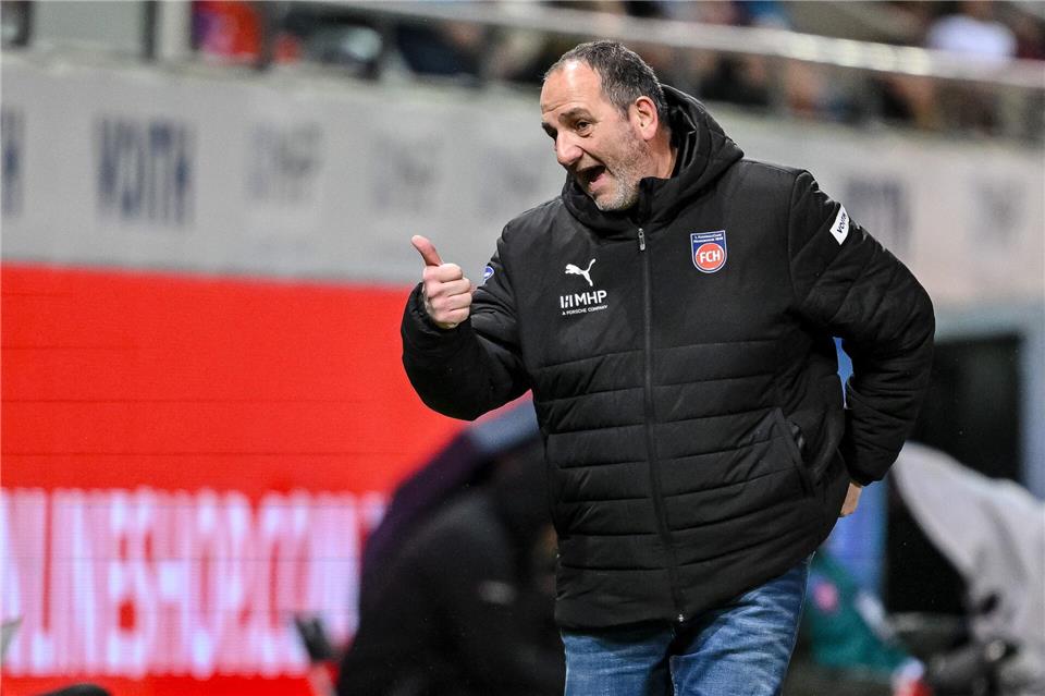 Heidenheims Dauer-Trainer Frank Schmidt ist ebenfalls unter Druck. (Archivbild)Harry Langer/dpa