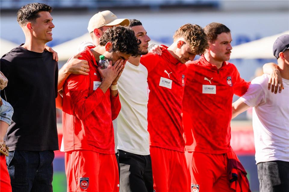 Heidenheims Eren Dinkçi reagierte nach dem Spiel gegen den FC St. Pauli emotional.Tom Weller/dpa