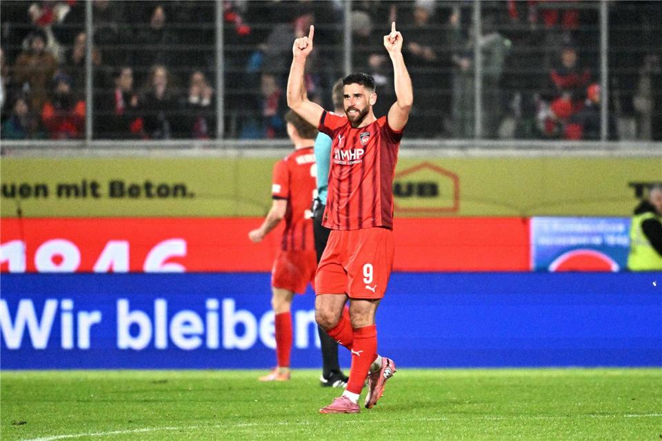 Heidenheims Erfolgsjoker Stefan Schimmer jubelt nach dem Sieg gegen Freiburg. Jan-Philipp Strobel/dpa