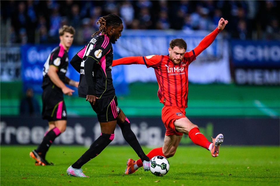 Joker Glatzel schießt HSV zum Sieg in Heidenheim  Heidenheims Offensive um Budu Siwsiwadse (r.) blieb blass.Tom Weller/dpa
