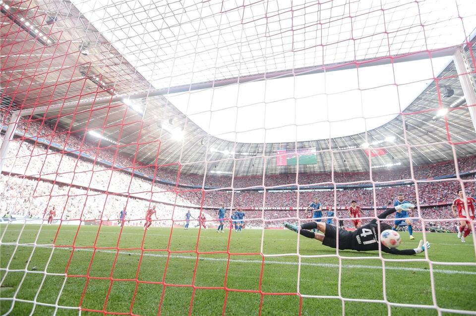 Heidenheims Schockmoment: Der Schuss von Bayern-Star Michael Olise prallt vom Pfosten an den Rücken von Torwart Diant Ramaj und kullert über die Linie.Harry Langer/dpa