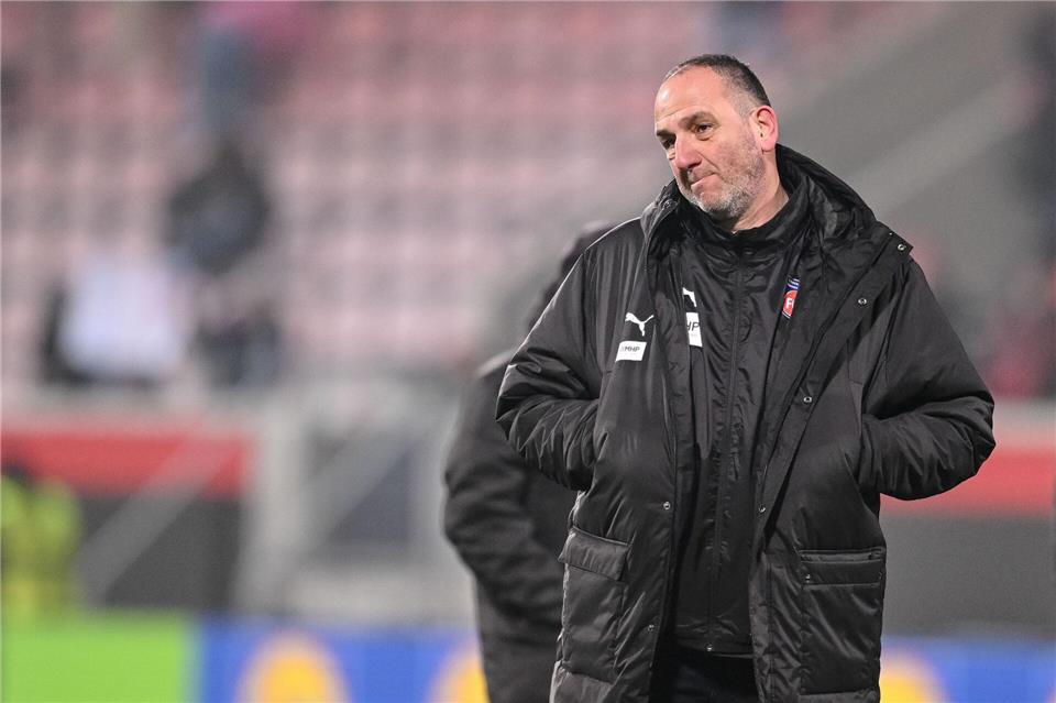 Heidenheims Trainer Frank Schmidt ist enttäuscht und richtet den vollen Fokus nun auf den Abstiegskampf der Fußball-Bundesliga. Harry Langer/dpa