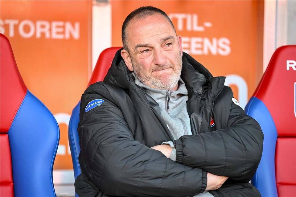 Heidenheims Trainer Frank Schmidt steht mit seinem Team unter Druck.Harry Langer/dpa
