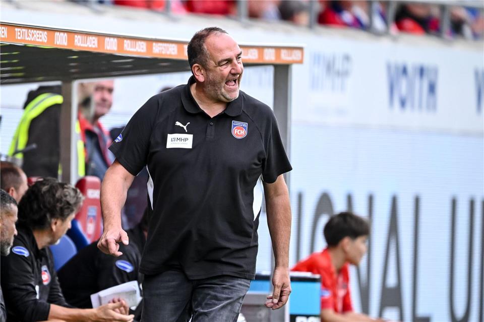 Heidenheims Trainer Schmidt will von seiner Mannschaft wieder mehr Leidenschaft und Teamgeist sehen.Harry Langer/dpa
