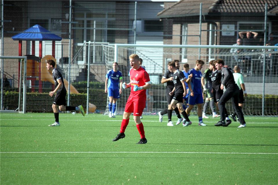 Heidens Schlussmann Niclas Lohaus schreit seine Freude heraus. Die Viktoria besiegte Stadtlohn in der Nachspielzeit mit 2:1.