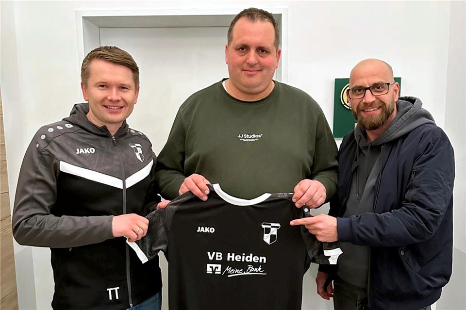 Heidens Sportlicher Leiter Tobias Terlau (links) mit Trainer Christoph Klaas und dessen Assistenten Emanuel Kastrinos.