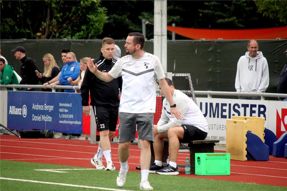 Viktoria Heiden verliert in Holtwick mit 2:0 Heidens Trainer Marc Gebler hätte sich am Sonntag gerne die eine oder andere Entscheidung des Schiedsrichters nicht gewünscht.