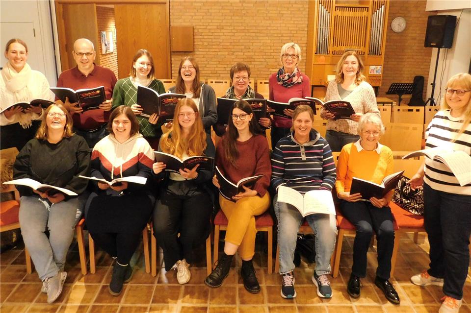 Heidi Bergmann (rechts) leitet die Chöre der evangelischen Kirchengemeinde in Raesfeld: Eine der Gruppen sind die „Hartnäckigen“, die seit vielen Jahren zusammen musizieren.