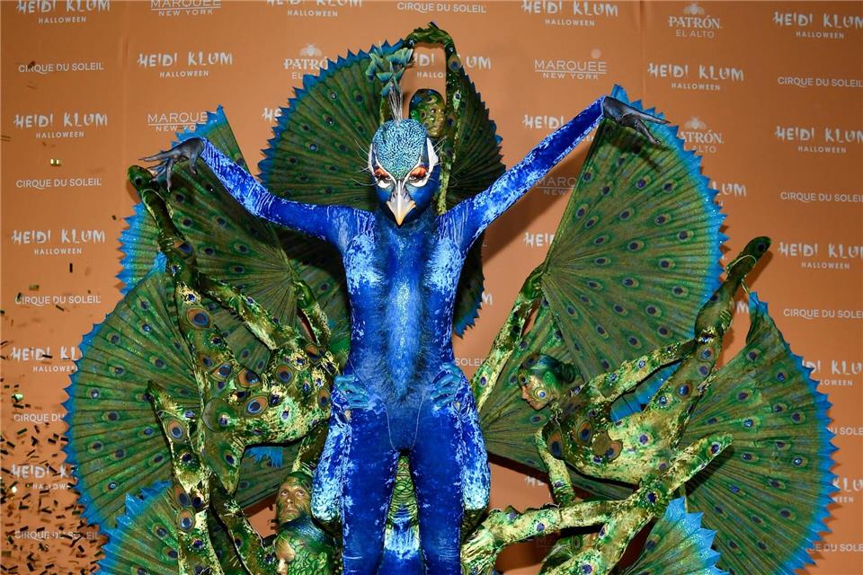 Heidi Klum kündigt für Halloween etwas „sehr hässliches“ an  Heidi Klum ist in ihrem Halloween-Kostüm oft nicht zu erkennen - 2023 war sie ein Pfau. (Archivbild)Evan Agostini/Invision/AP/dpa