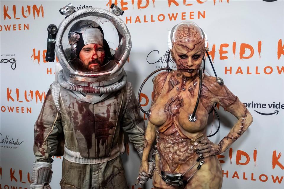 Heidi Klum (rechts) und ihr Mann Tom Kaulitz im Halloween-Kostüm 2019. (Archivbild)Charles Sykes/Invision/dpa