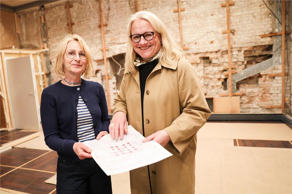 Heike Brons-Schnell (rechts im Bild) und Petra Haberjoh kümmern sich um die Sanierung.Christian Charisius/dpa