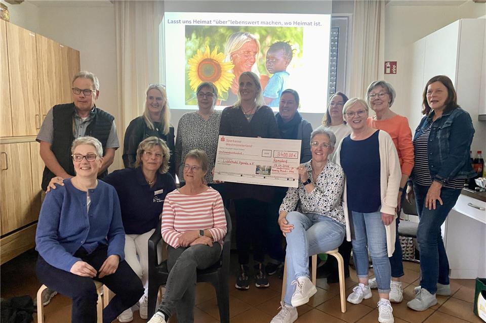 Heike Rath (in der Mitte mit dem Spenden-Check in der Hand) und einige der Läufer der Spendenaktion.