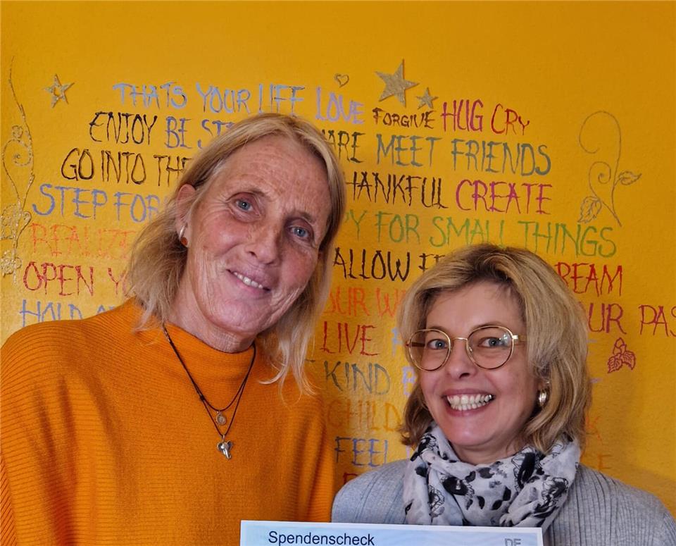 Heike Rath und Yvonne Schüring bei der Spendenübergabe aus den gelaufenen Kilometern des Running Streaks.