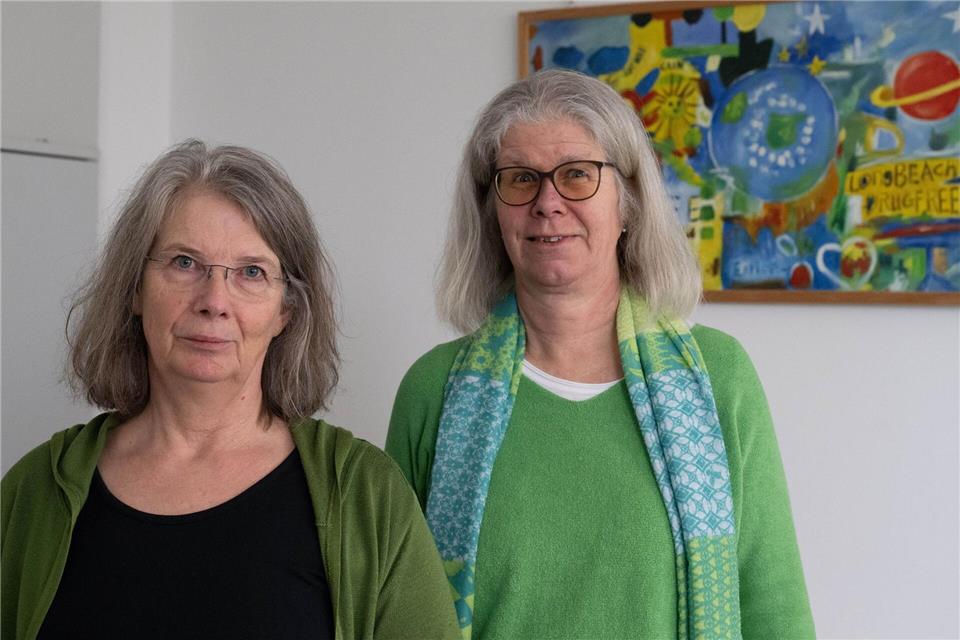 Heike Renker (l.) und Karin Voßmann (r.) kümmern sich beim Jugend- und Sozialamt in Frankfurt um unbegleitete minderjährige Flüchtlinge.Boris Roessler/dpa