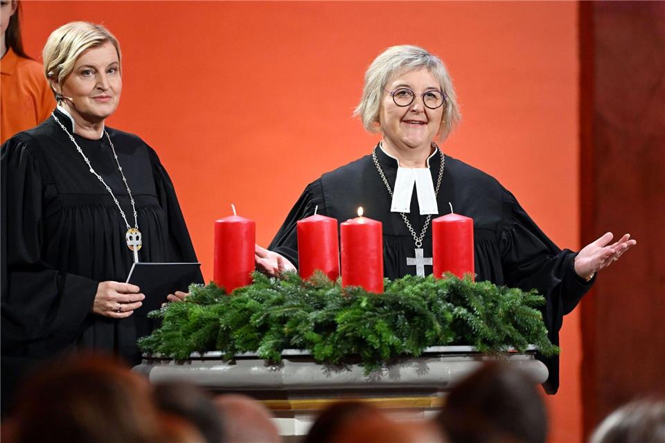 Heike Springhart (rechts), Landesbischöfin der Evangelischen Landeskirche in Baden, und Dagmar Pruin, Pfarrerin und Präsidentin von Brot für die Welt, sprechen in der Stadtkirche Durlach zum Start der diesjährigen bundesweiten Spendensammlung von „Brot für die Welt“.Uli Deck/dpa