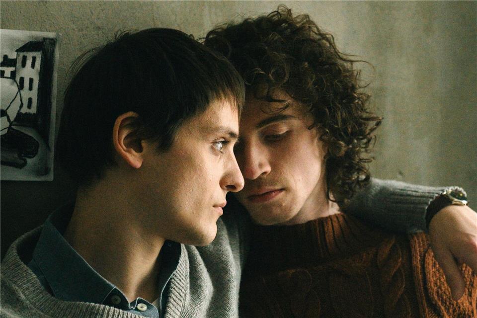 Heiko (Evangelos Tsarkowistas, links) und Dirk (Benjamin Viziotis, rechts) in der Doku „AIDS - In Zeiten der Liebe“.Elliott Kreyenberg/ZDF/dpa