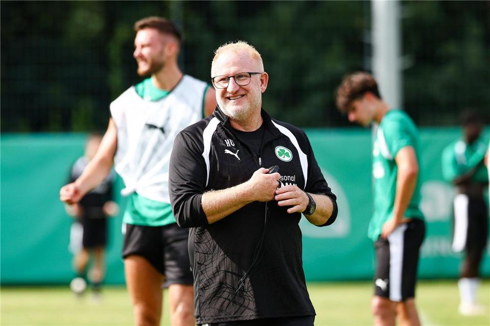 Heiko Vogel geht nach viel Zittern in der Relegation in seine zweite Saison mit der SpVgg Greuther Fürth. (Archivbild)Daniel Löb/dpa