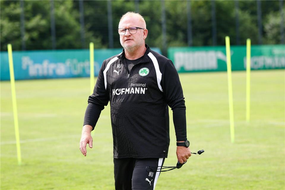 Heiko Vogel geht nach viel Zittern in der Relegation in seine zweite Saison mit der SpVgg Greuther Fürth. (Archivbild)Daniel Löb/dpa
