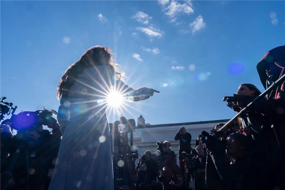 Heimatschutzministerin Kristi Noem spricht mit Reportern im Weißen Haus in Washington.Alex Brandon/AP/dpa