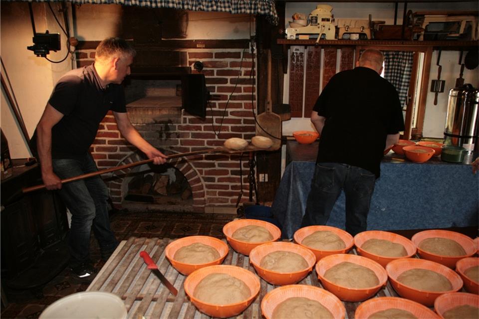 Heimatvereinsvorsitzender Josef Becker (links) betätigte sich auch als Bäcker.