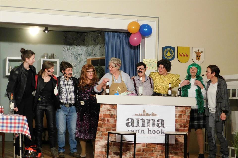 Heimisch bekannte Persönlichkeiten und Themen wurden von der Spielschar gekonnt aufs Korn genommen.