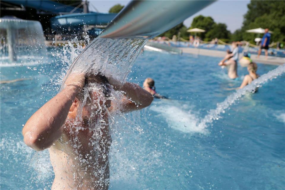 Heimliche Aufnahmen sind in Schwimmbädern verpönt. Doch die Technik schreitet voran. (Symbolbild) Thomas Warnack/dpa