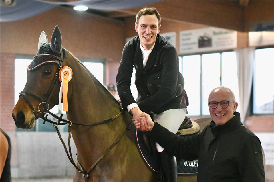 Heimspiel: Hendrik Dowe gewann im Vorjahr das M**-Springen (dritte Abteilung) auf Unglaublich und erhielt den Siegerpreis von Onkel und Wülfing-Geschäftsführer Johannes Dowe.
