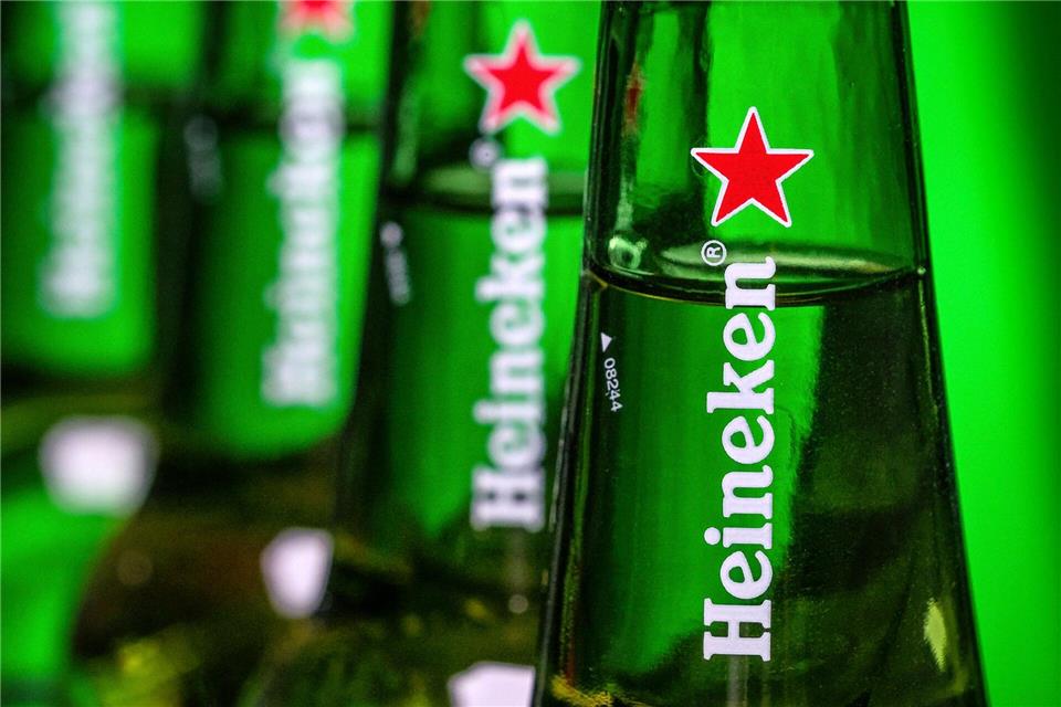 Heineken will nach eigenen Angaben jährlich 400 bis 500 Millionen Euro sparen.J. David Ake/AP