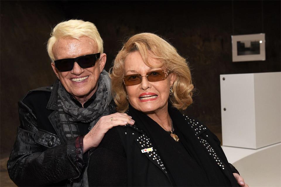 Heino (l.) versteigert 1.200 Erinnerungsstücke aus seiner Ehe mit Hannelore. (Archivbild)Horst Ossinger/dpa