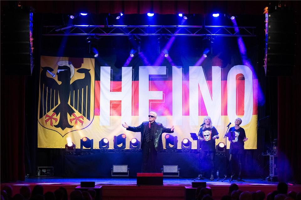 Heino singt auf seiner Tournee auch die deutsche Nationalhymne. (Archivbild)Sebastian Kahnert/dpa