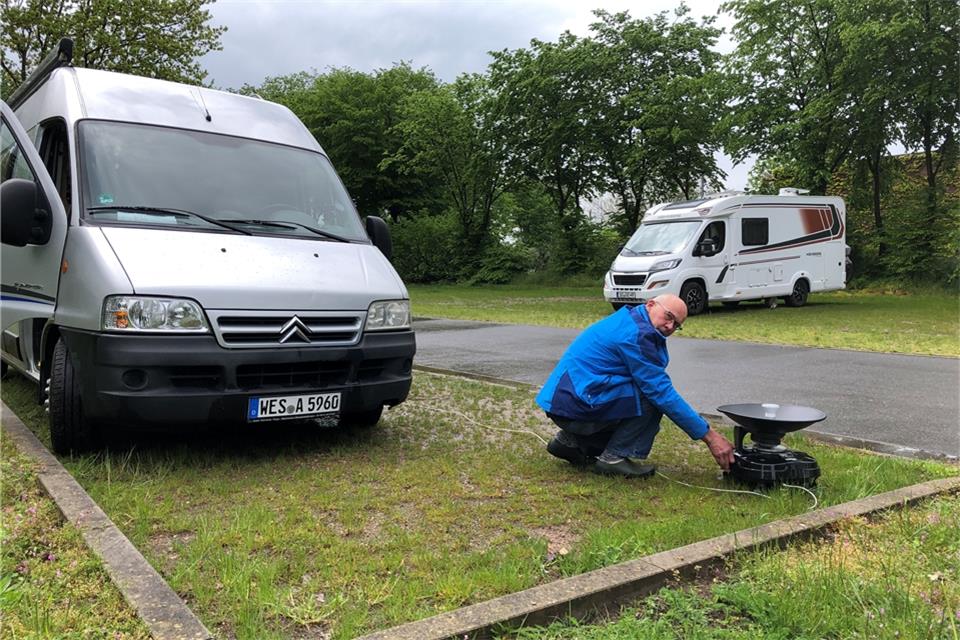 Heinrich Kampschroer richtet seine Satelliten-Antenne aus. Er gehört zu den ersten Campern auf dem Wohnmobilstellplatz an der Parkstraße seit dessen Wiedereröffnung.
