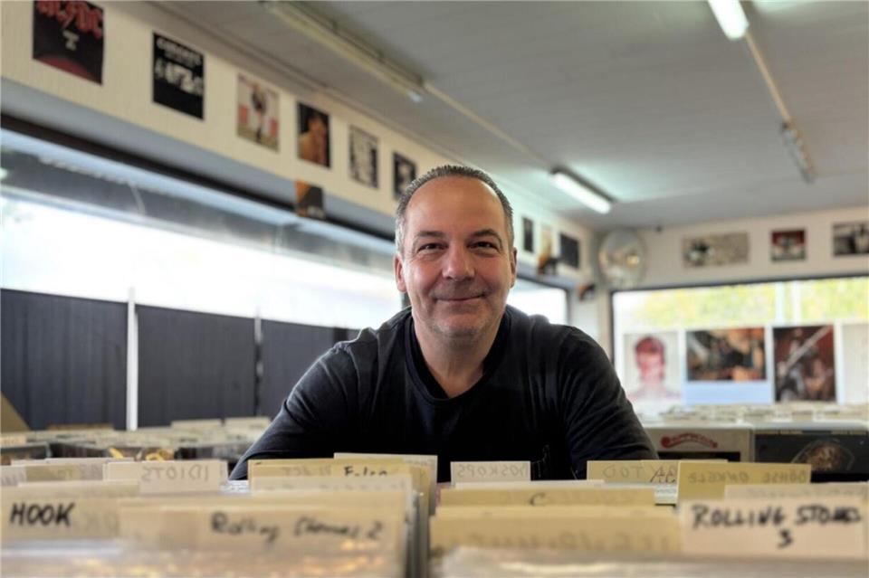 Heinz-Bernd Töns lebt seine Leidenschaft für Vinyl – und lässt ein Stück des Bocholter Plattenladens „Hanna Music“ in Schermbeck weiterklingen.