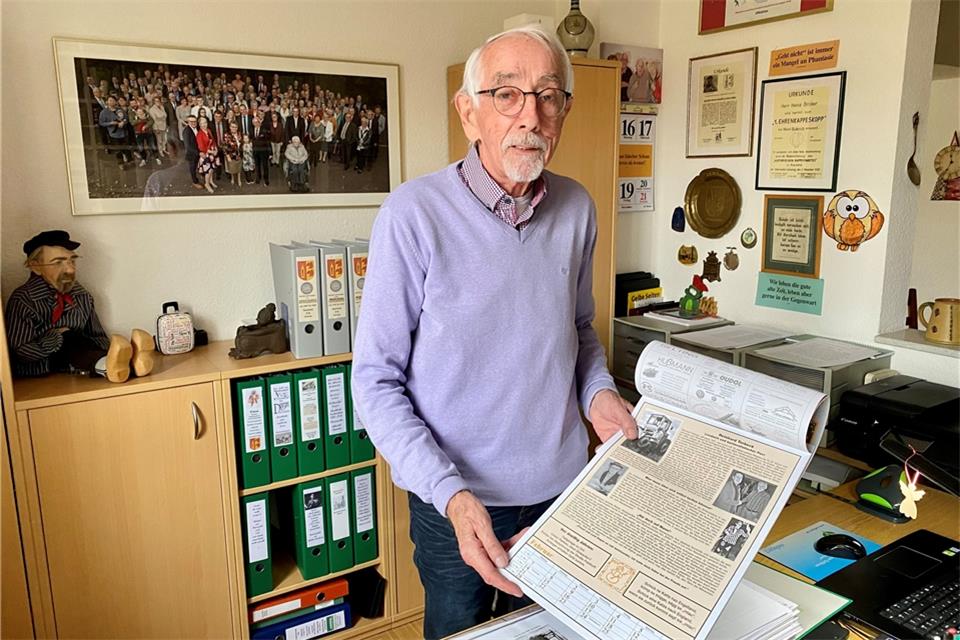 Heinz Bröker zeigt den neuen Heimatkalender, der nun erhältlich ist.