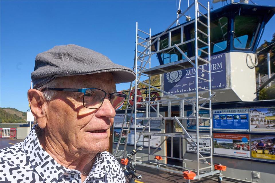 Heinz-Dieter Kimpel hat 25 Jahre lang die Fähre Kaub gesteuert. Rhein-Niedrigwasser so früh im Jahr hat er nach eigenen Worten noch nie erlebt. Die nun von seinem Sohn Andre Kimpel betriebene Fähre sitzt mangels ausreichender Pegelstände fest und wird währenddessen saniert.  Thomas Frey/dpa