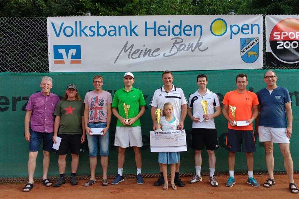 Heinz Hüning (Volksbank Heiden) mit den Sieger und Platzierten , Sascha Kratz, Gerrit Friesicke, Markus Wagner, Dennis Kemper, Mike Harke, Martin Stawski sowie Alfons Schäpers vom gastgebenden TC Heiden 81 (von links).