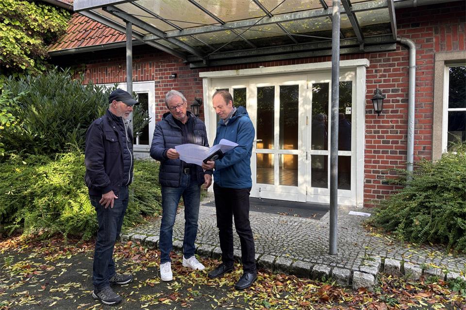 Heinz Nienhaus vom Kirchenvorstand, Markus Büsken, der Erste Beigeordnete, und Pastor Fabian Tilling sind froh, dass das Kolpinghaus bewohnt ist und weiter genutzt wird. Die Gemeinde hat die Immobilie gekauft.