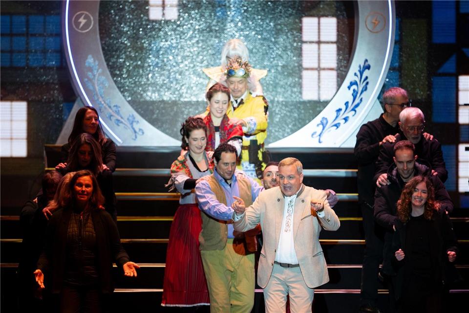 Heinz Schenk (v.) darf als Figur beim Hessen-Musical „Der allmächtige Handkäs“ nicht fehlen.Florian Wiegand/dpa