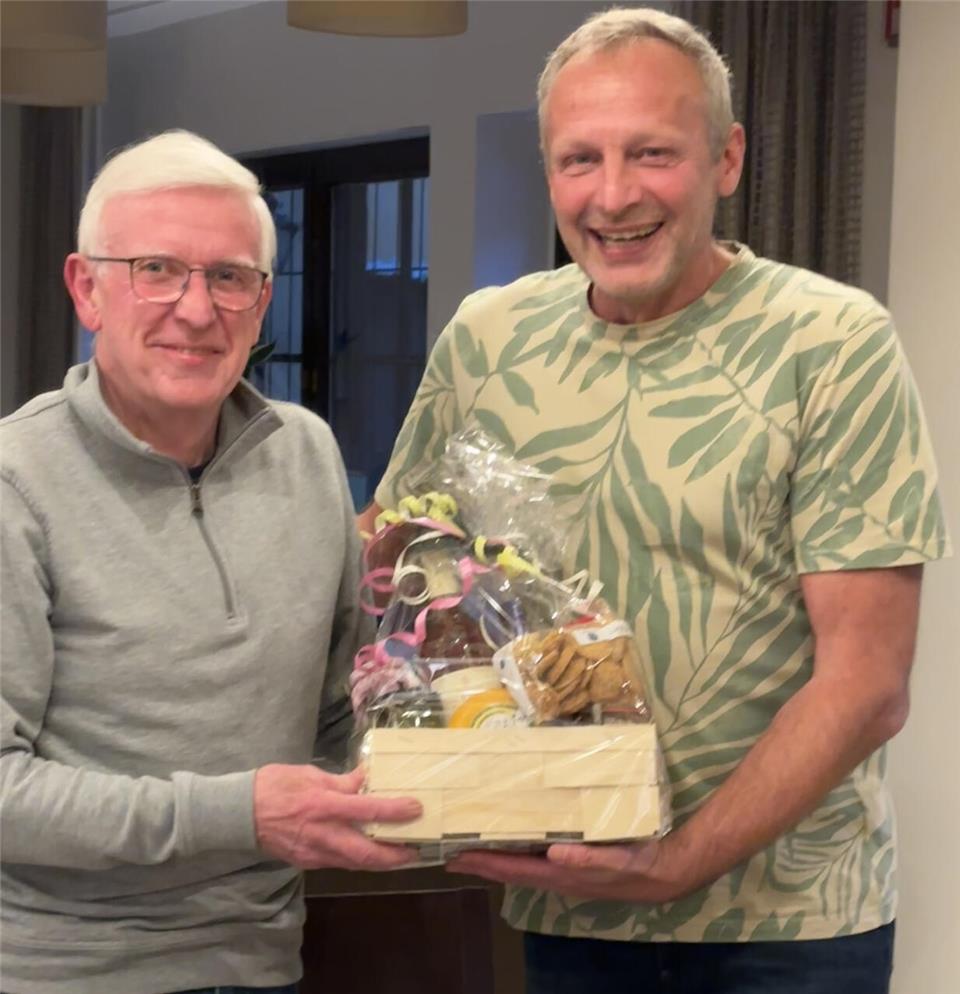Heinz Selting (l.) wurde nach insgesamt 20 Jahren ehrenamtlicher Tätigkeit im Verein vom 1. Vorsitzenden Günter Prüss verabschiedet.