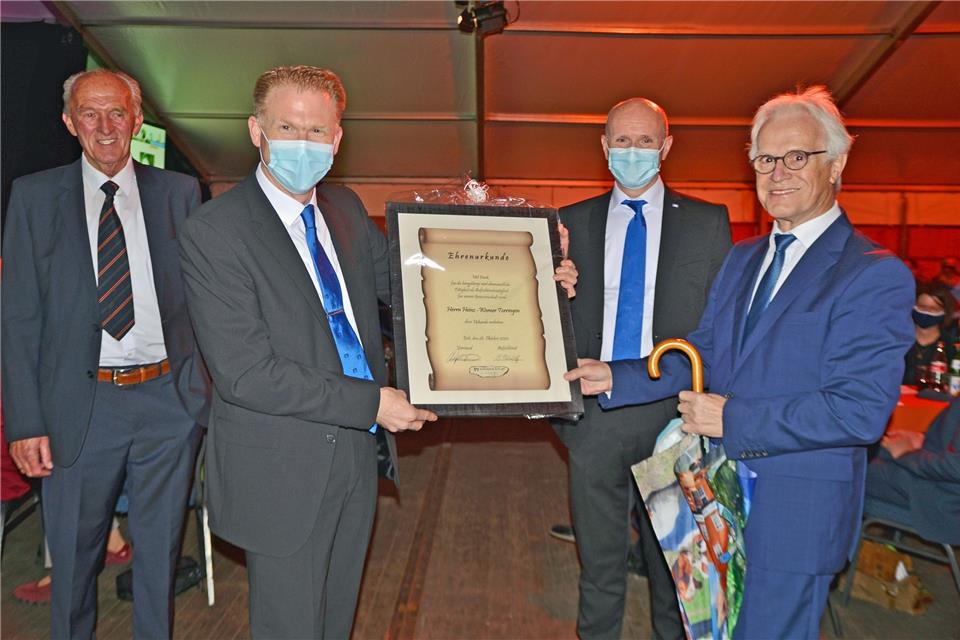 Heinz-Werner Torringen (rechts) wurde als Mitglied des Aufsichtsrates verabschiedet. Eine Ehrenurkunde und Präsente überreichten (v. l.) Johannes Böckenhoff, der Vorsitzende des Aufsichtsrats, sowie die Vorstände Michael Weddeling und Ralf Steiger.