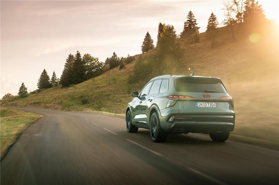 Heiß auf Kurven: Vor allem im Dynamic-Modus scheint der Audi Q7 sein Gewicht vergessen zu machen.Audi AG/dpa-tmn