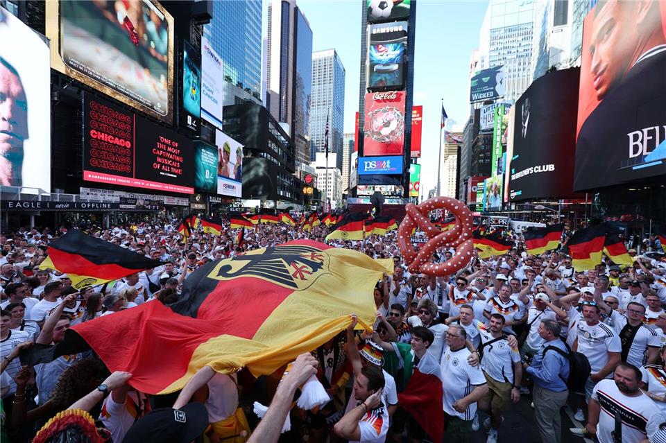 Heiß auf das Duell mit Ecuador: deutsche Fans in New York.Jan Woitas/dpa