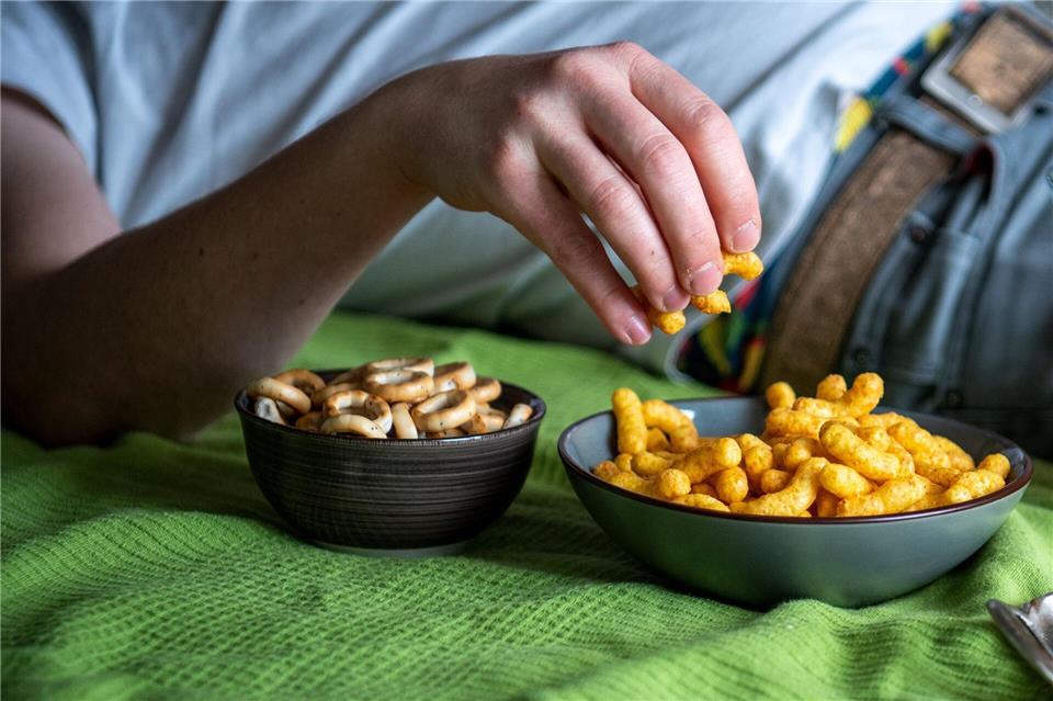 Heißhungerspirale: Chips enthalten Kohlenhydrate, die der Körper leicht und schnell verwerten kann. Das lässt den Blutzuckerspiegel rasch ansteigen - und dann wieder absinken.Laura Ludwig/dpa-tmn