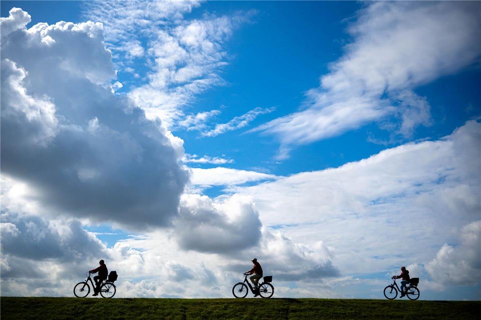 Heiter bis wolkig zeigt sich das Wetter in Deutschland zur neuen Woche. (Symbolbild)Sina Schuldt/dpa