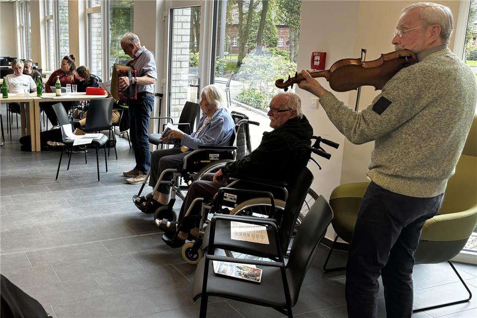 Hejo Stennecken (vorne rechts) und Alfons Voß am Akkordeon sorgen für die instrumentale Begleitung im Singkreis.