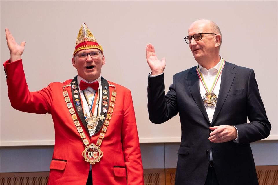 Helau! Der Präsident des Karnevalverbandes Berlin-Brandenburg, Fred Witschel (links), lässt in der Potsdamer Staatskanzlei mit Brandenburgs Ministerpräsidenten Dietmar Woidke (SPD) den Narrenruf erklingen. Markus Lenhardt/dpa